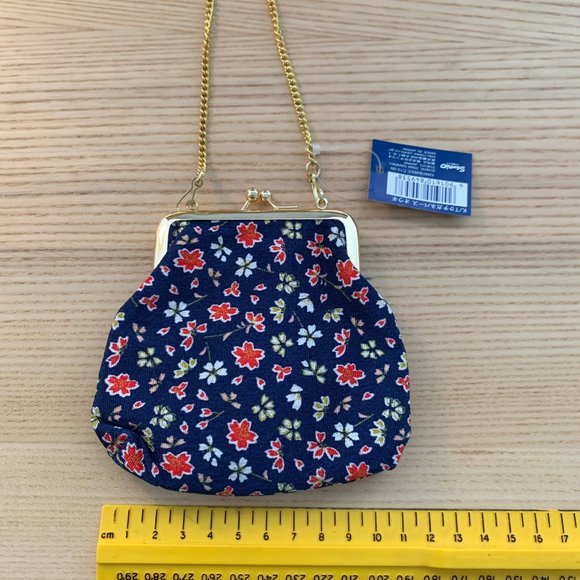2000 HELLO KITTY POUCH WITH CHAIN - Picture 4 of 6